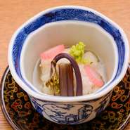 漁獲量のきわめて少ない北海道特有のサメガレイを使った煮物。桜餅などに使用する「道明寺粉」を使って、蒸し煮に。花びらをイメージして淡い桃色に縁どられたゆり根と、わらびを添えて提供。