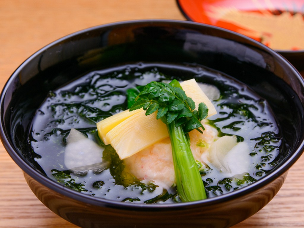 ダシが決め手『碗物　エビしんじょうと新わかめと筍のすまし汁』