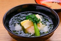 道産甘エビのしんじょうと獲れたてわかめ、筍の椀物。本枯鰹節8種をブレンドした絶品ダシでいただく一品。