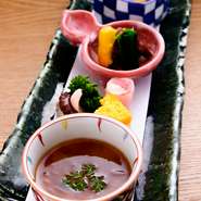 手前から「タコの子の老酒漬」、「黄身酢漬」、「ホタルイカとうるい（山菜）」、「新数の子の土佐漬」。