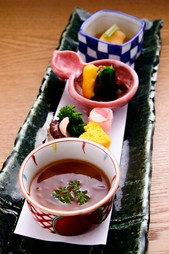 旬の食材が少しずつ丁寧に味わえる『季節の前菜　七種盛り』
