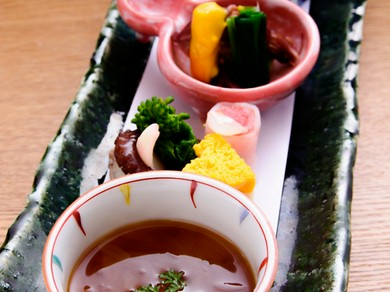 旬の食材が少しずつ丁寧に味わえる『季節の前菜　七種盛り』