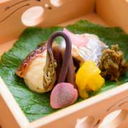 趣きの異なる2種の鮮魚料理が堪能できます。わらび、ふきのとうの季節の山菜と、ふき味噌を添えて。