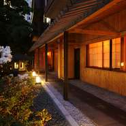 京都へ訪れたかのような四季折々の風情を感じる日本庭園と、純和風づくりの外観。