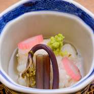 北海道特有のサメガレイを、桜餅などに使用する「道明寺粉」を使って蒸し煮にしました。ユリ根は、花びらをイメージしてほんのり桃色に。削り方の違うかつお節種を8種類ブレンドしたダシで仕上げた自慢の逸品です。