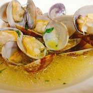 大粒で良いアサリが入荷した時のみのメニュー！
ほろ苦いビールの風味とアサリの旨味が出たスープでさらにビールがすすみます！！