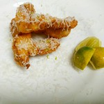 秋限定！
サクッと軽い衣の中は松茸の香りと旨味が凝縮！
スダチをキュッと搾って召し上がれ！！
