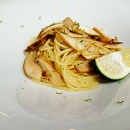 秋限定！！松茸を贅沢に使ったパスタ、スダチをキュッと搾って召し上がれ！！