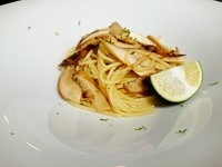 秋限定！！松茸を贅沢に使ったパスタ、スダチをキュッと搾って召し上がれ！！