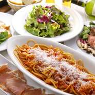 前菜数品・メイン料理・パスタなどボリューム満点のお得なコース！
飲み放題のドリンクにも人気の自家製サングリアやカクテルのメニューが豊富。
会社の仲間や友達同士で気軽に本格イタリアン。