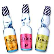 ラムネの瓶に入ったオシャレなフルーツフレーバーソーダ