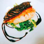 ・サラダ・自家製フォカッチャorライス・本日のお魚料理・食後のドリンク付き