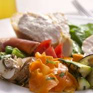 高知産の野菜を中心に鮮度と旬にこだわっています。彩豊かで目にも鮮やかな『前菜の盛り合わせ』は季節感を大切に体にも優しい一品。色々な味わいが楽しめる心弾む一皿をお楽しみください。