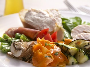 素材にこだわり彩豊かな一皿を提供『前菜盛合せ』