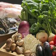 毎朝仕入れに足を運びその日お客様に楽しんでいただく食材を吟味します。厳選した「野菜」「魚貝類」「肉」それぞれの持ち味を活かした調理法。五感に響く料理をお出しします。