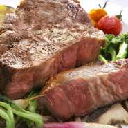 写真は『美鮮豚のロースト』。肉の個性に合わせ芯温を意識し火入れにこだわります。肉汁を閉じ込め旨味を逃さず美しいロゼ色の仕上がりに。付け合わせの野菜もしっかり楽しんで頂き満足度の高い料理を心掛けます。