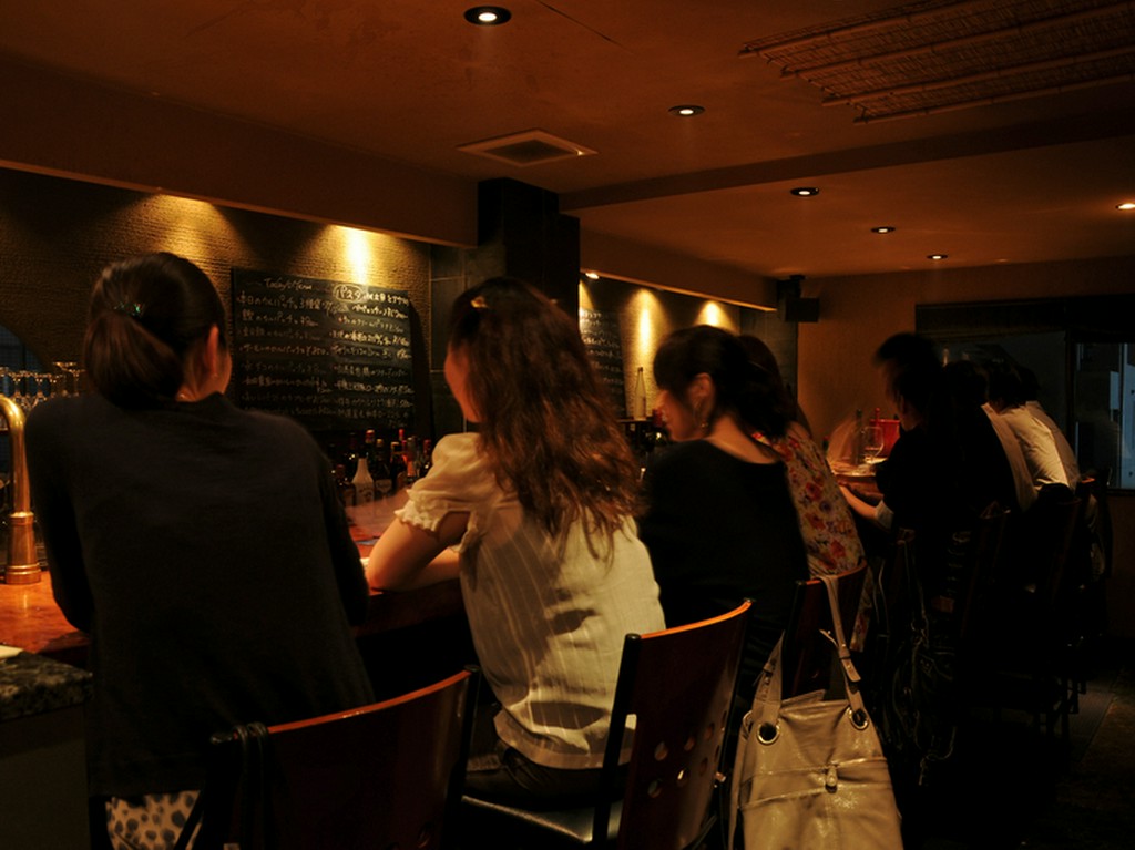 カウンター席で楽しむのもペスカならではですよ