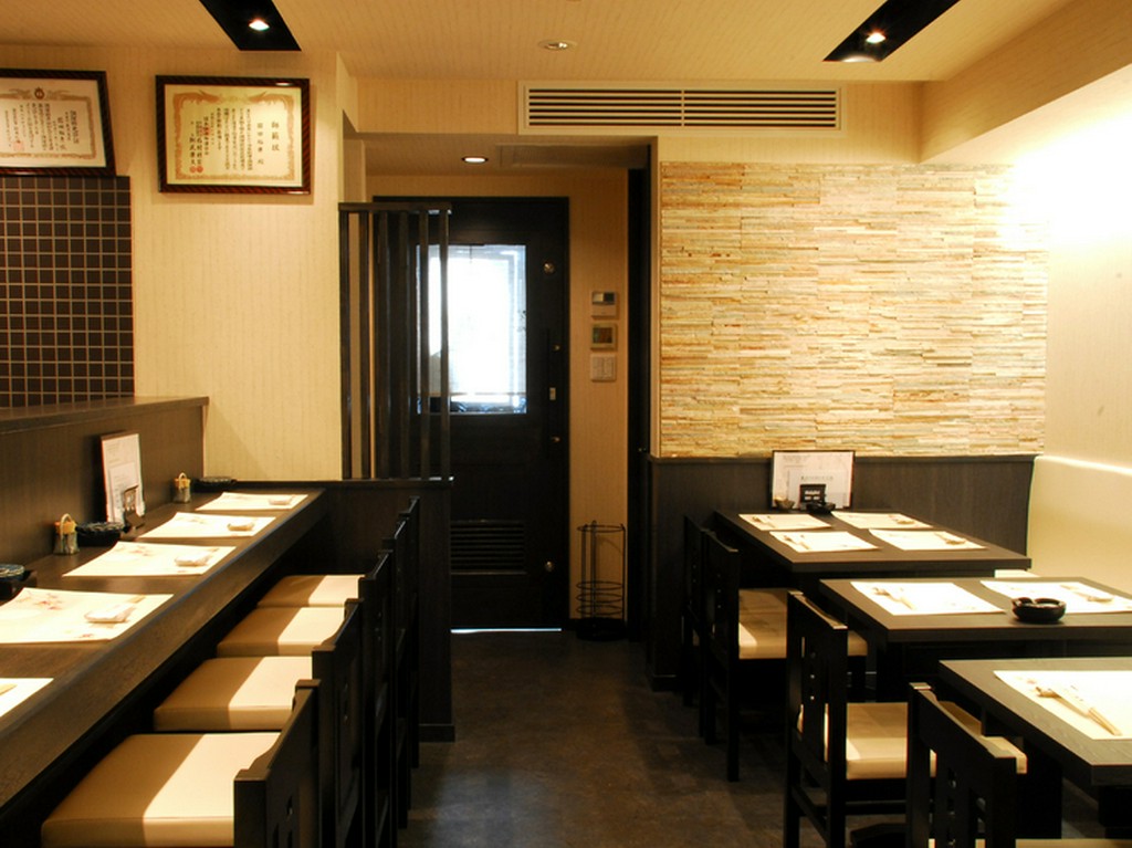 お一人様から気軽に入れる落ち着いた雰囲気のお店です。