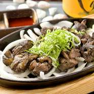 程よい食感がありつつ、口の中に溢れる肉汁の旨みは深い味わいです！
もも炭火焼き　100g   780円～　より
むね炭火焼き　100g   700円～　より
