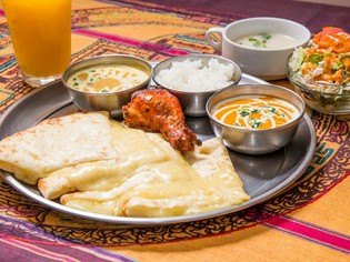 リーズナブルで、お腹も満たされる『チーズナンランチ』