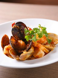 海の幸トマトソースのパスタ