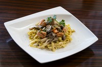 香ばしく焼き上げたサーモンに、4種のきのこを合わせ、旨みを引きだしクリームで仕上げました。フィットチーネの生麺にソースがしっかりと包み込み、豊かな香りと滋味深い味わいをお楽しみいただけます。