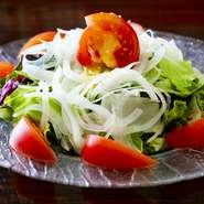 ひんやりと冷えた完熟トマトに、シャキッと瑞々しいオニオンや葉野菜を添えて。
TAVOLA特製の香り高いマスタードドレッシングが全体をやさしく包み込み、爽やかな酸味と旨みが広がる一皿です。