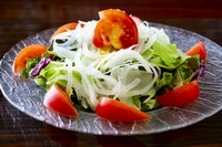 ひんやりと冷えた完熟トマトに、シャキッと瑞々しいオニオンや葉野菜を添えて。
TAVOLA特製の香り高いマスタードドレッシングが全体をやさしく包み込み、爽やかな酸味と旨みが広がる一皿です。