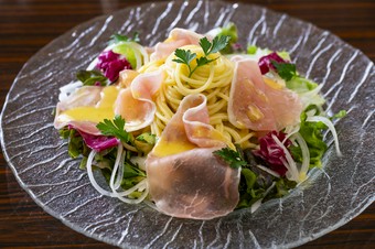 生ハムと生野菜の冷製パスタ