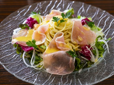 生ハムと生野菜の冷製パスタ