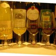 品質の高いコルテーゼ種の葡萄から造られたしっかりとした個性のある有機栽培白ワイン。
