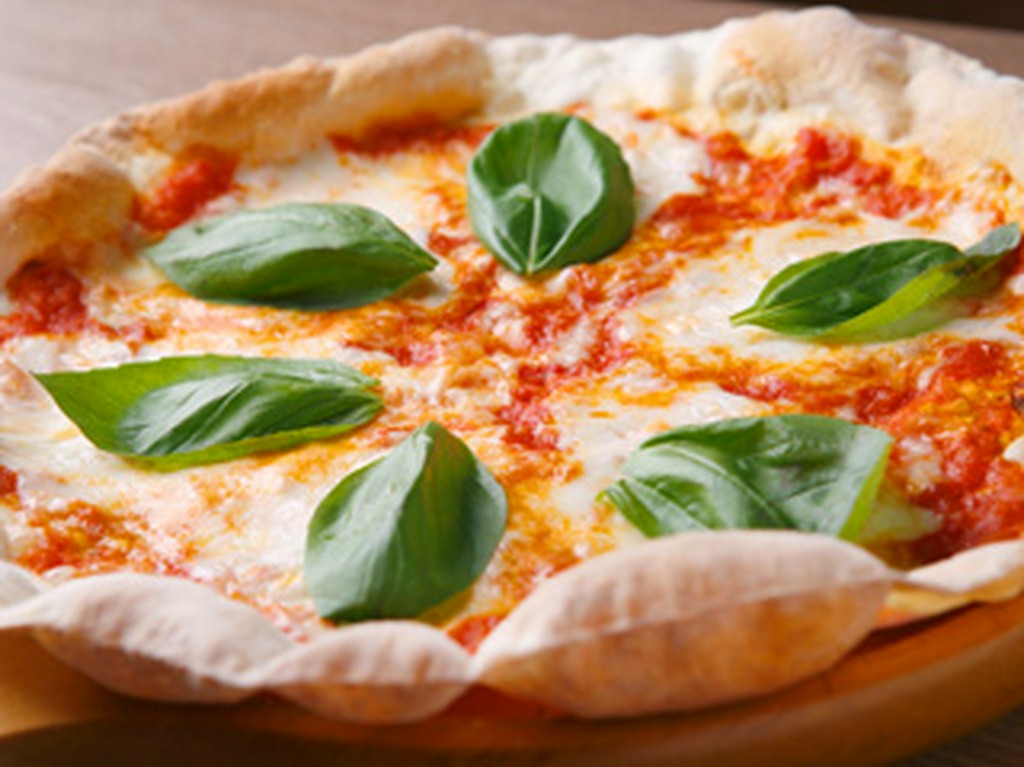 パリパリの薄焼きピッツァをチーズの味が楽しめるマルゲリータで