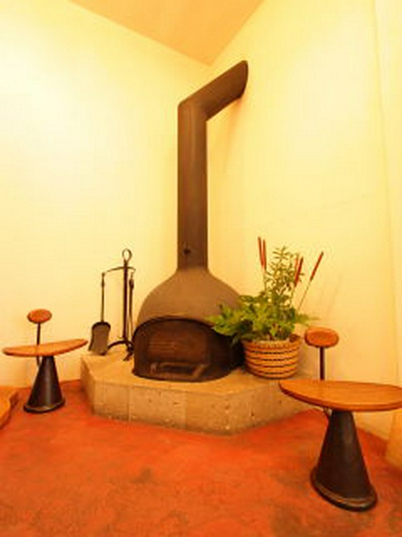 冬場は暖かい暖炉がお出迎え