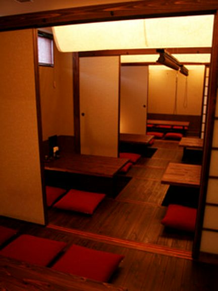 簡易仕切りの堀りコタツ座敷があり、最大40名までご宴会も可。