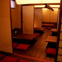 簡易仕切りの堀りコタツ座敷があり、最大40名までご宴会も可。