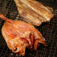 『自慢の逸品　ホッケ』はなんと30cm以上と大満足のサイズ。炭の香りが食欲をそそる『自慢の逸品　きんき』も人気の一品です。地元で獲れた新鮮な魚介類をさまざまなスタイルで、料理に合うお酒と共に味わえます。
