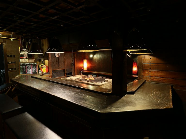 仕事帰りの一杯には、炉辺を囲むカウンター席が最適