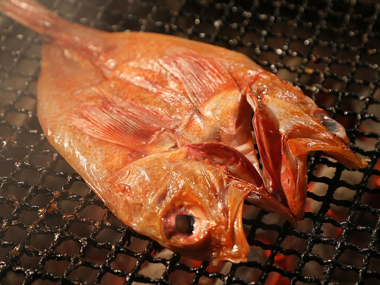 柔らかな身と、ジューシーな脂のコントラスト。炭火で焼かれる『自慢の逸品 きんき』
