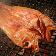 甘く奥深い、旨みあふれる高級魚を、炭火で焼いた逸品です。柔らかな身と、ジューシーな脂のコントラスト。輝くような焼き上がりとなり、皮目の香ばしさも格別です。