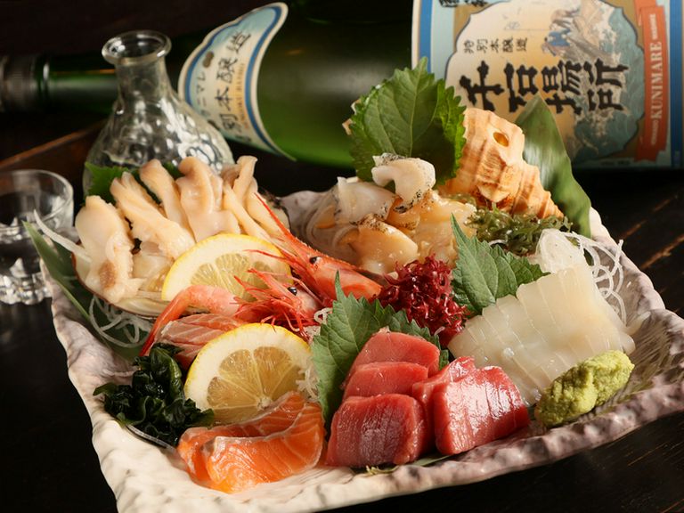 こだわりの旬の鮮魚を中心に、豪快に盛り付けられた『自慢の逸品 本日の五点盛り』