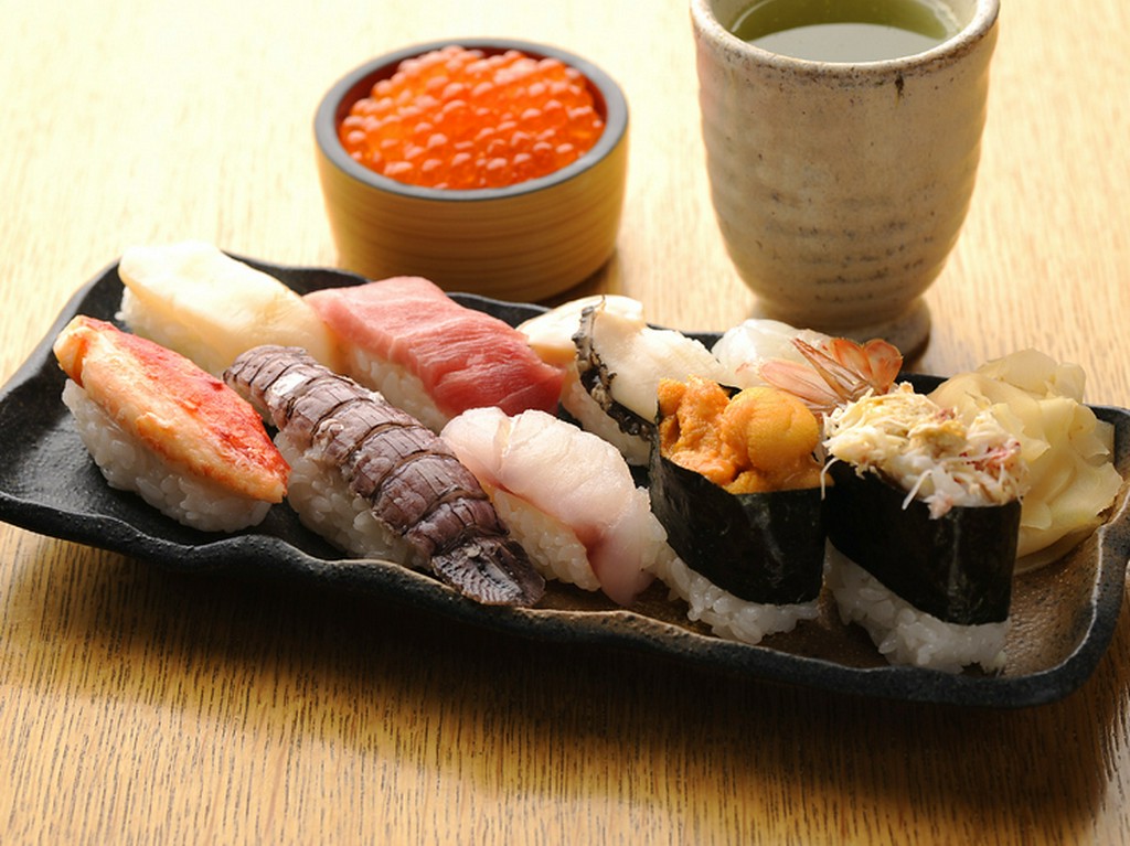 大将が1つ1つ大事にお寿司を握ります