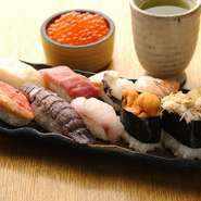 清潔で落ち着いた店内は明るく、雰囲気良好です！
夜は石畳の外壁がライトアップされて綺麗に…
おちついてお食事を楽しみたい方にもオススメです。