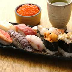 大将が1つ1つ大事にお寿司を握ります