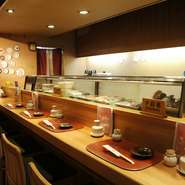 大将とカウンターごしにちょっと一杯＆ちょっとお寿司。
そんな粋なひと時はいかがでしょうか？
お一人でも楽しめること間違いなしです。