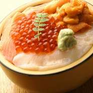 甘みのあるうに、ぷりぷりのほたて、ふわっと海の恵みが広がるイクラなど、自信を持ってオススメする新鮮な魚貝をどんぶりでどうぞ。