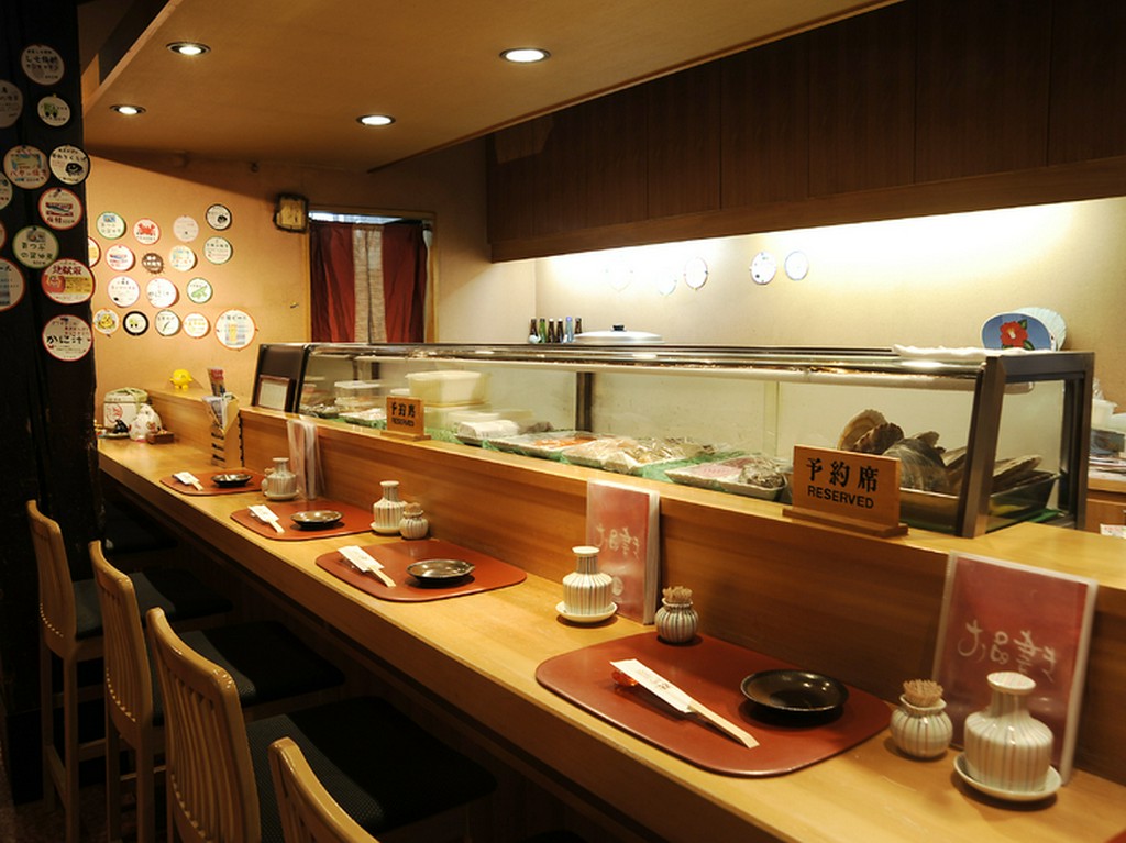 カウンター席です。　お一人のお客様もおきがるにどうぞ