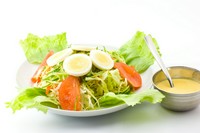 ゆで卵をトッピングした新鮮野菜サラダ