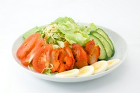 チキンをトッピングした新鮮野菜サラダ