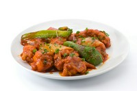 鶏肉と野菜をトマト風味で炒めたスパイシーな料理