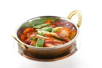 スパイス、玉ねぎ、トマト、ピーマンをベースにしたカレー